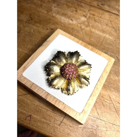 Vintage Gold-Toned Floral Brooch With Pink Rhinestones - Picture 8 of 9